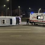 Karabük’te otomobil ile çarpışan ambulanstaki sağlık çalışanları yaralandı