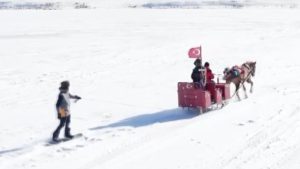 Kars – Çıldır Gölü’nde atlı kızakla snowboard heyecanı