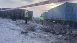 Kars’ta yük treninin kamyona çarpması sonucu yaşanan kazada 1 kişi hayatını kaybetti