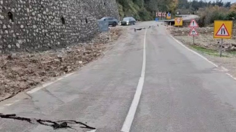 Kastamonu’da heyelan nedeniyle yol çöktü
