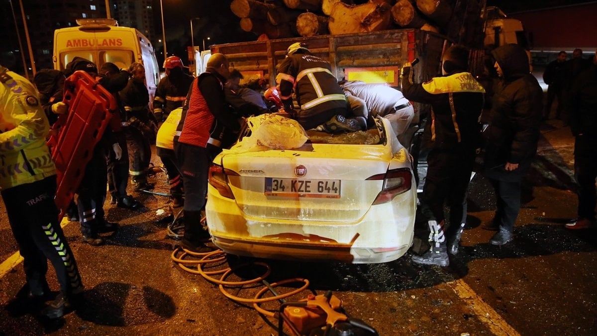 Kastamonu’da tıra saplanan otomobildeki 1 kişi öldü