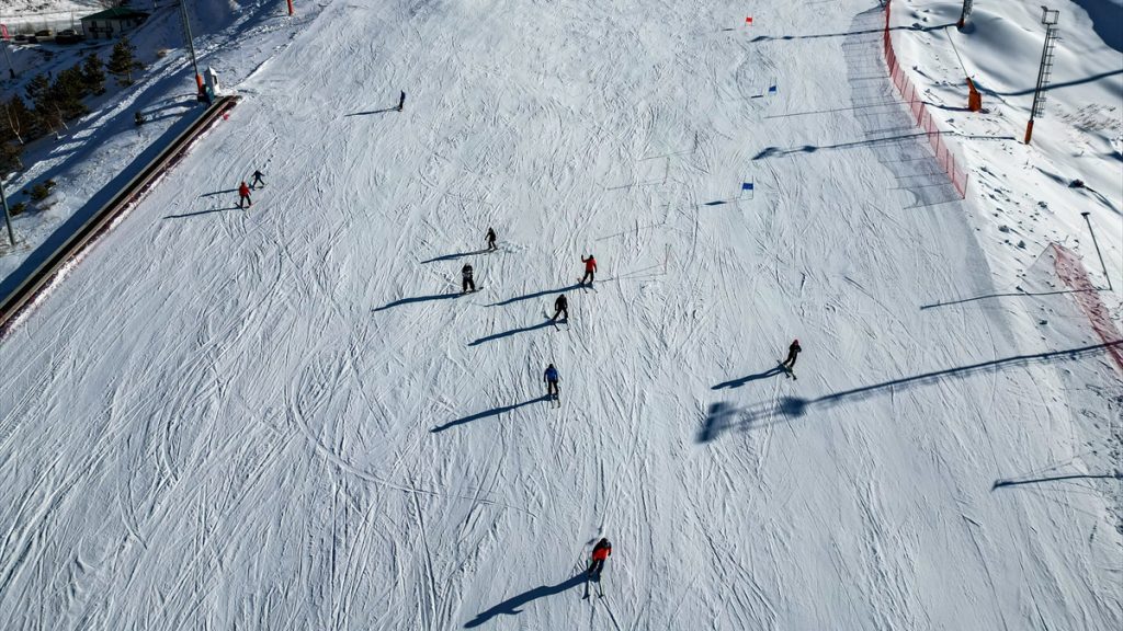 Kayak merkezlerinde hafta sonu hareketliliği: Kar kalınlıkları zirve yaptı