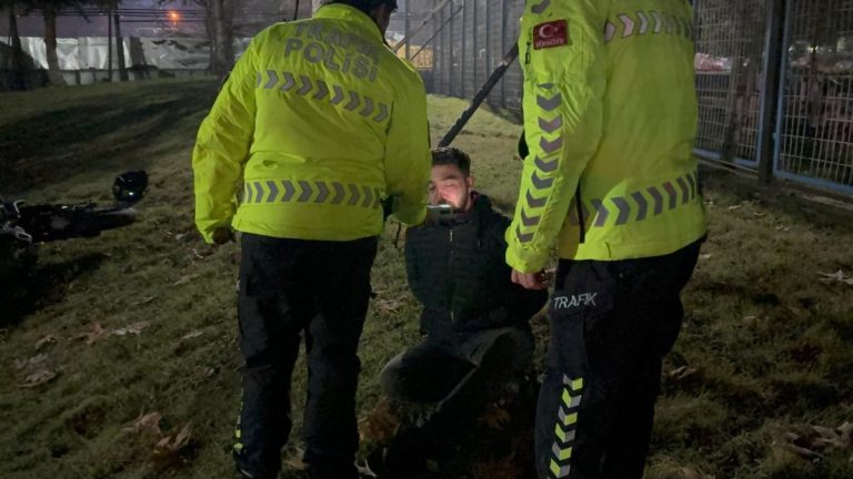 Kayseri’de ‘dur’ ihtarına uymayarak kaçan alkollü sürücü alkometreyi üflememek için direndi