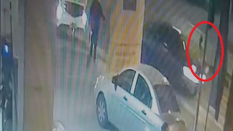 Kayseri’de otomobilin yayaya çarptığı kaza kamerada: 2 yaralı