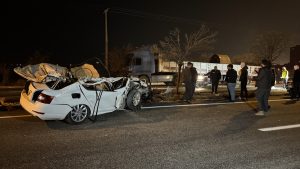 Kilis’te otomobil, park halindeki tıra çarptı: 2 yaralı