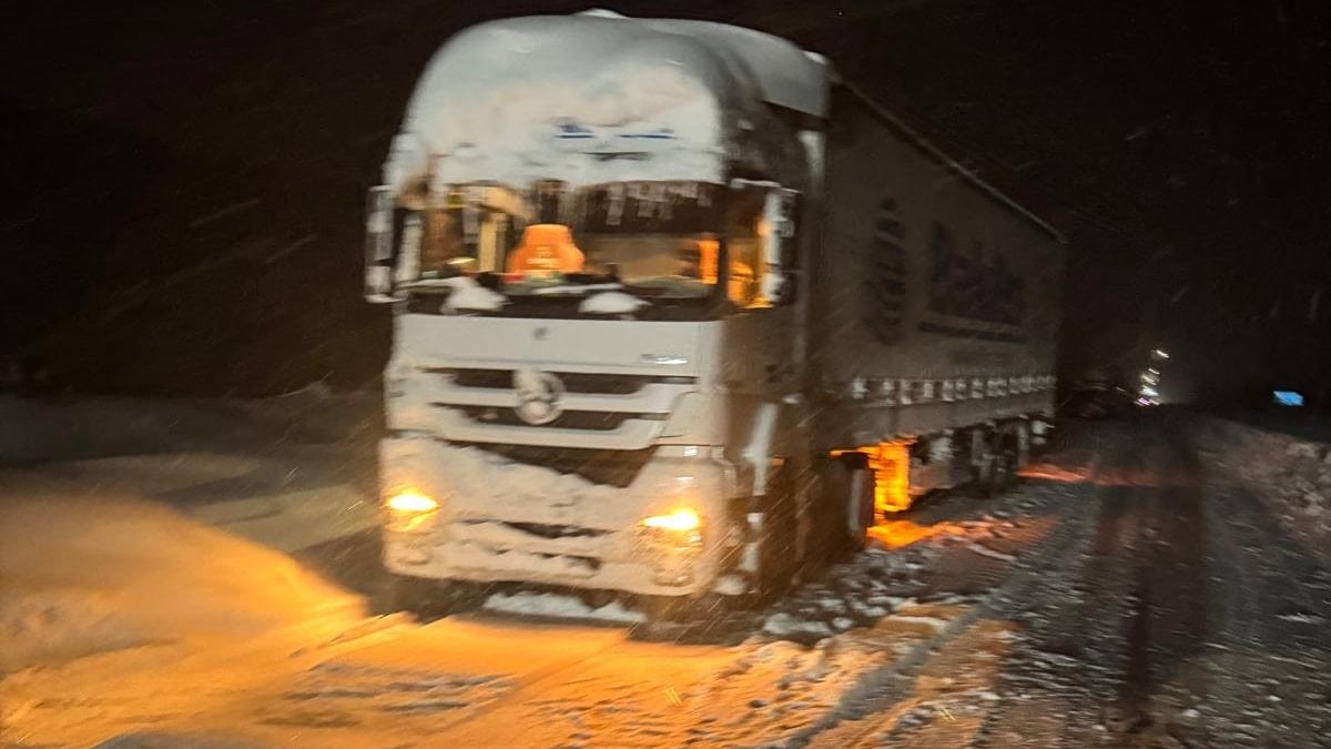 Kış lastiği olmayan tırlar Gerede-Karabük yolunu trafiğe kapattı