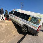 Kocaeli’de park halindeki minibüs, kaydığı istinat duvarında asılı kaldı