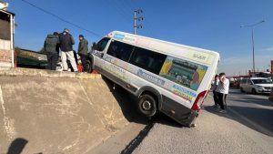 Kocaeli’de park halindeki minibüs, kaydığı istinat duvarında asılı kaldı