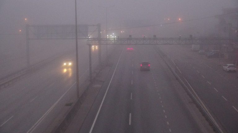 Kocaeli’de yoğun sis sürücüleri zorladı