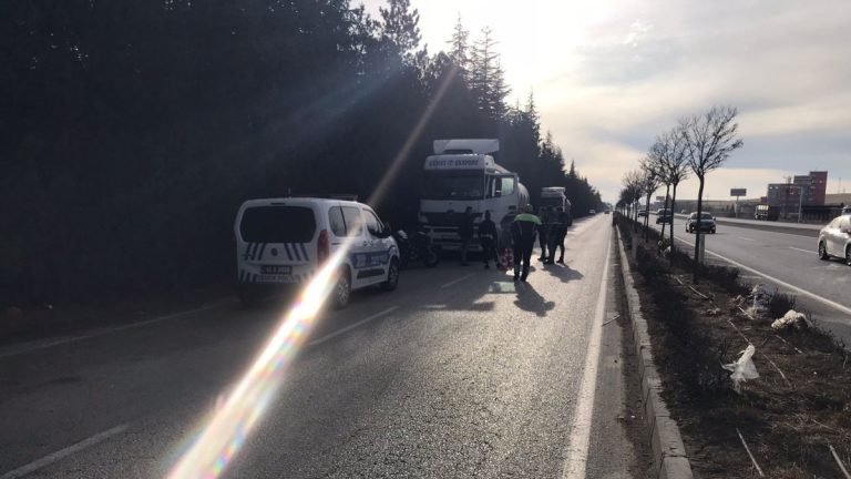 Konya’da park halindeki tırın yanında beklerken minibüs çarptı