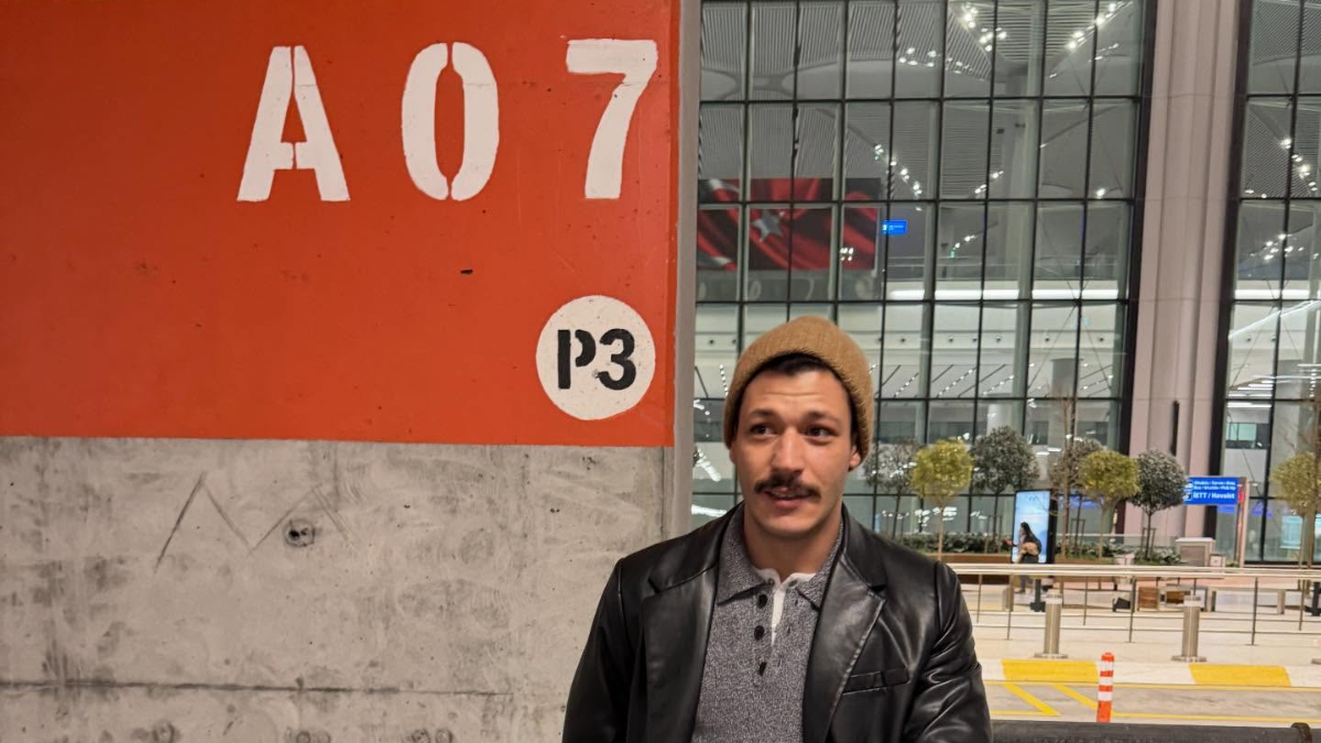 Kubilay Aka toynak ayakkabı modasına uydu! Milano’dan kareler var