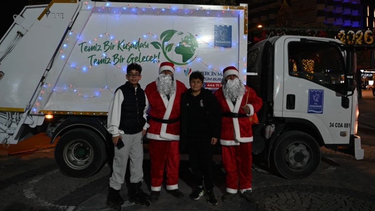 Kuşadası Belediyesi, çöp toplayıcılara Noel Baba kostümü giydirdi