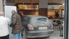 Malatya’da kontrolden çıkan otomobilin döner salonuna girdiği anlar kameraya yansıdı