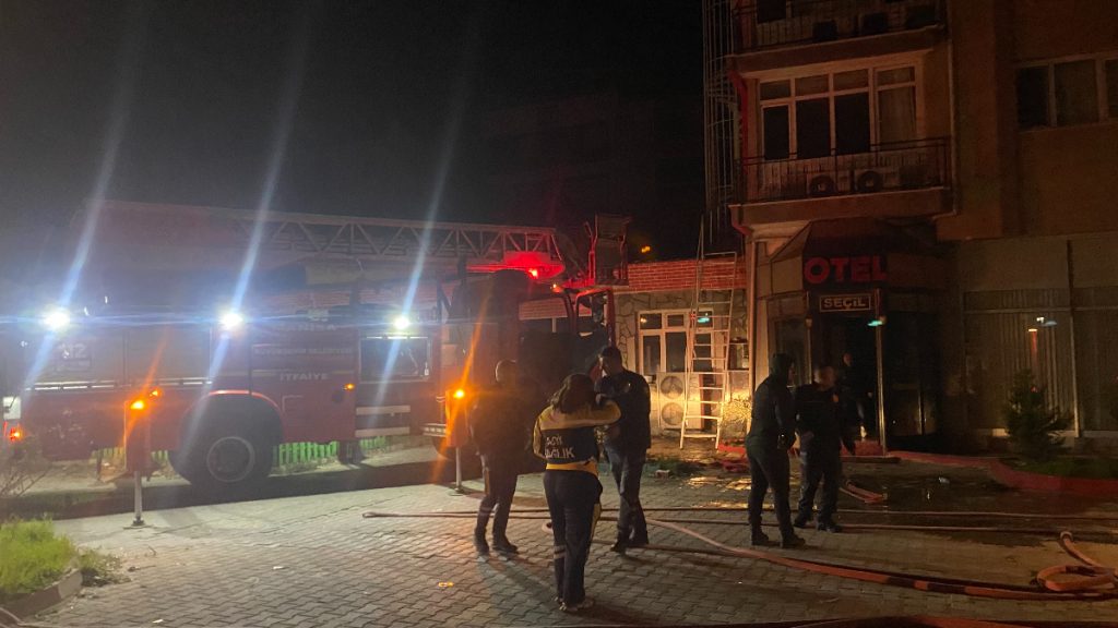 Manisa’da 5 katlı otelde korkutan yangın