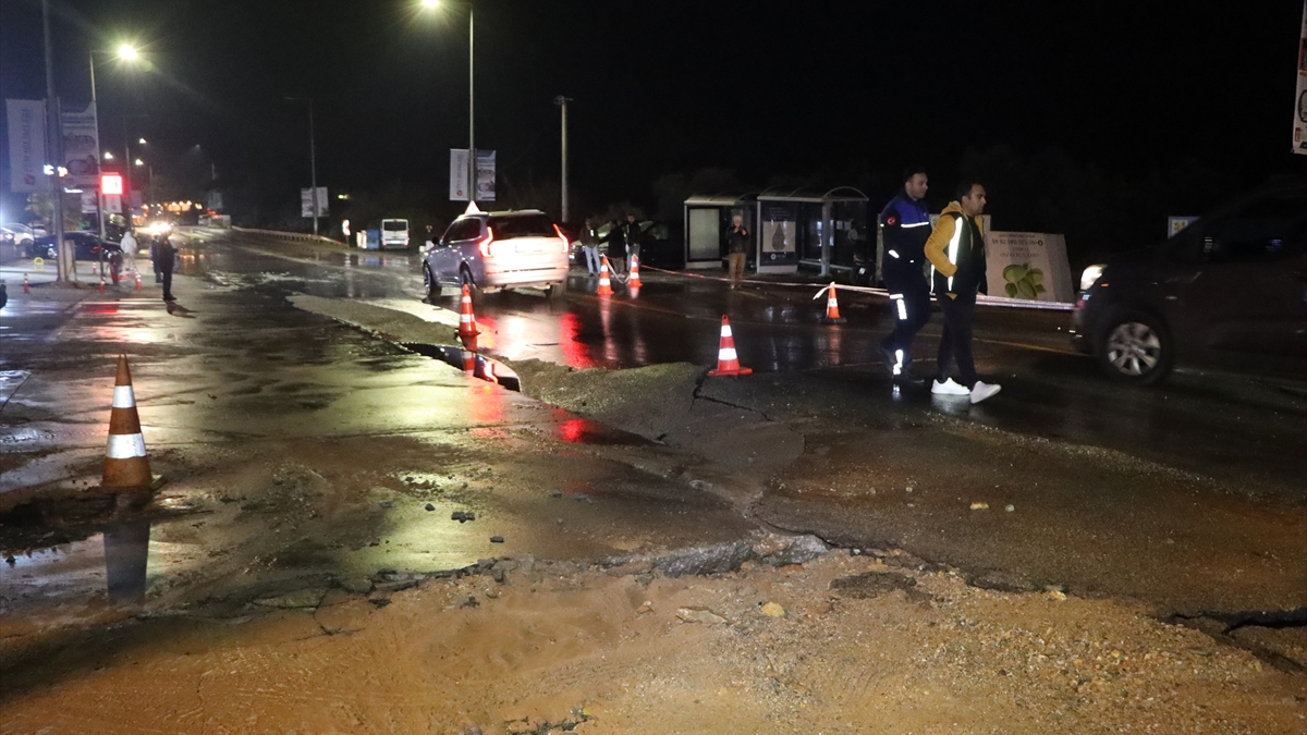 Muğla Bodrum’da içme suyu isale hattı patladı