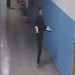 Muğla’da öğrenci, paspaslanan alanı kirletmemek için ayakkabılarını çıkardı