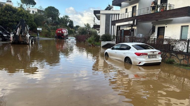 Muğla’da sağanak: Evin istinat duvarı çöktü, yollar göle döndü