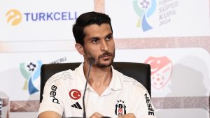 Necip Uysal, sezon sonu futbolu bırakma kararı aldığını duyurdu