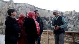 Nevşehir’de ortaokul mezunu Cemalettin Yavuz, 9 dilde rehberlik ediyor