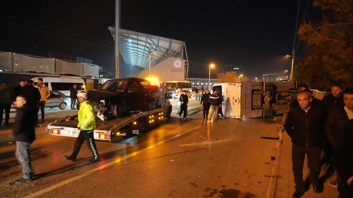 Niğde’de işçi servisi ile otomobil çarpışması sonucu 11 kişi yaralandı