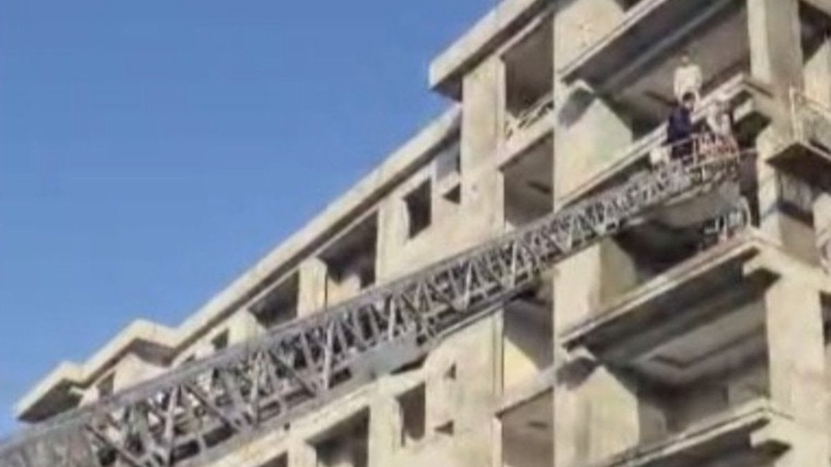 Osmaniye’de işçiler elektrik kesintisi nedeniyle iskelede mahsur kaldı