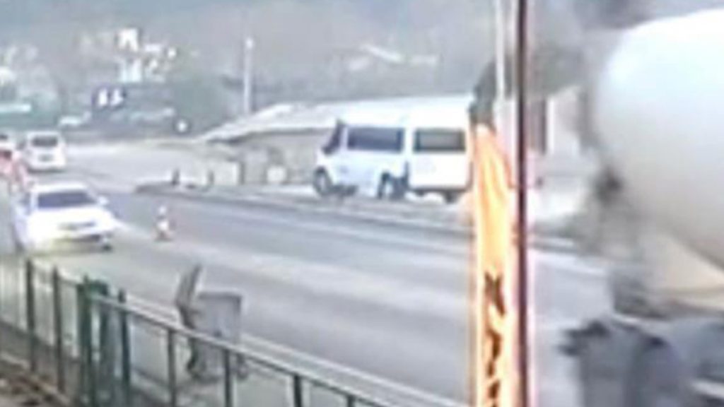 Osmaniye’de motosiklet ve sürücüsü minibüsün altında kaldı