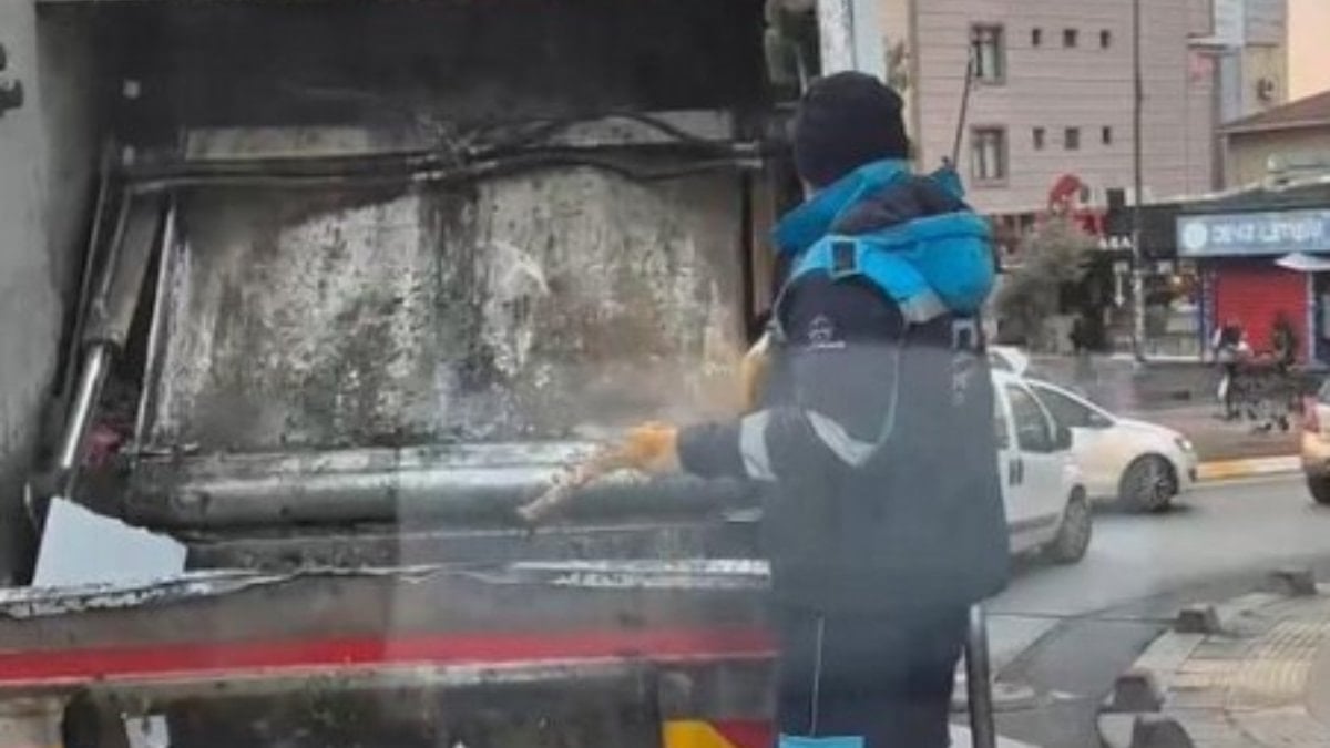 Pendik’te çöpten çıkan bağlama, yüreklere dokundu