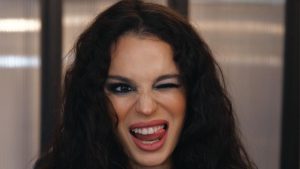 Sahnede korku dolu anlar! Aslı Bekiroğlu’nun kafasına kapı düştü