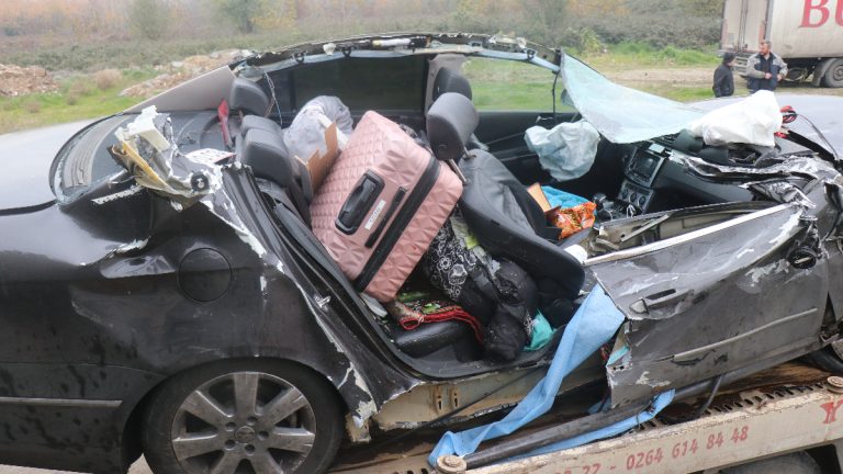 Sakarya’da tıra arkadan çarpan araç kağıt gibi ezildi: 1 ölü