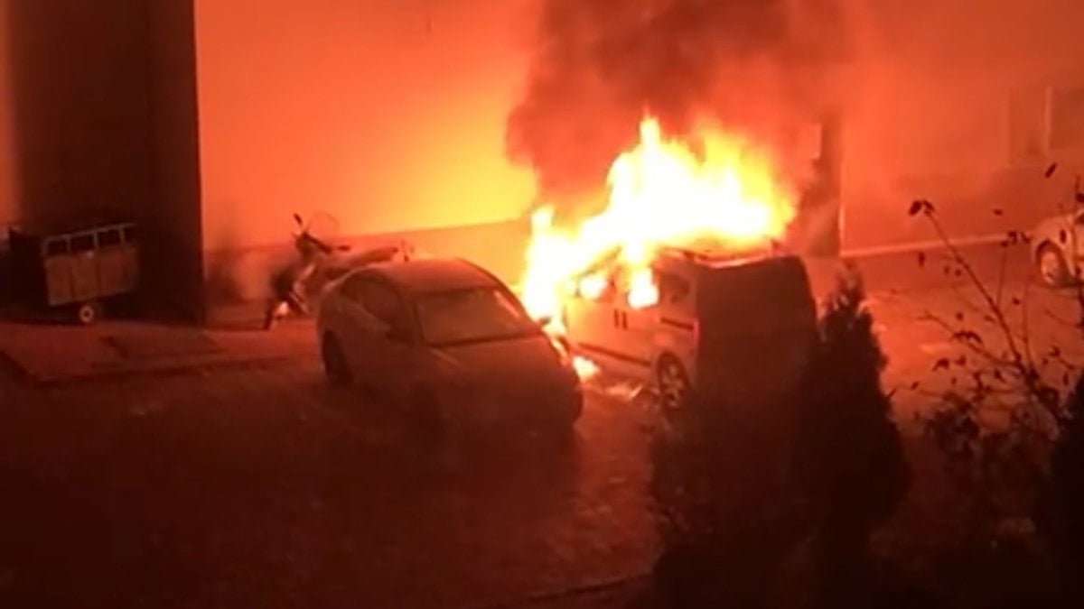 Samsun’da park halindeki otomobilden alevler yükseldi