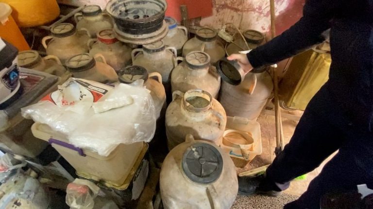 Şanlıurfa’da bir bakkalda yapılan denetimlerde bozulmuş ve tarihi geçmiş ürünler bulundu