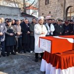 Şehit cenazesinde yürek burkan kare: Baba terliklerle saf tuttu