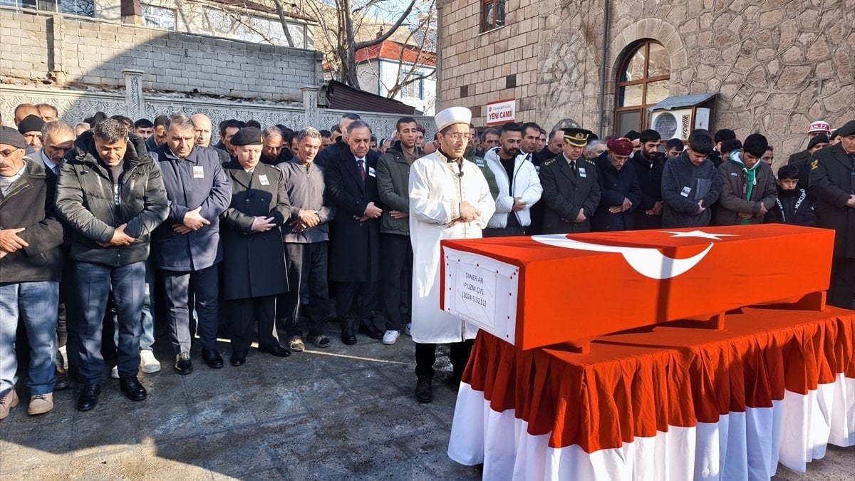 Şehit cenazesinde yürek burkan kare: Baba terliklerle saf tuttu