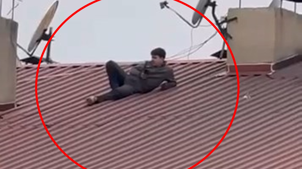 Siirt’te bir vatandaş amatör lig maçını izlemek için çatıya çıktı