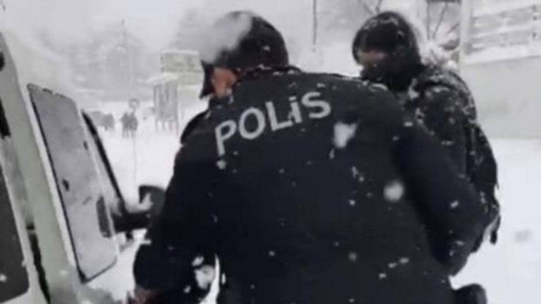 Siirt’te karda mahsur kalan öğrencilere polis yetişti
