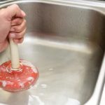 Sirke ve Karbonatı Unutun! Bir Bardakla Gideri Açıyor