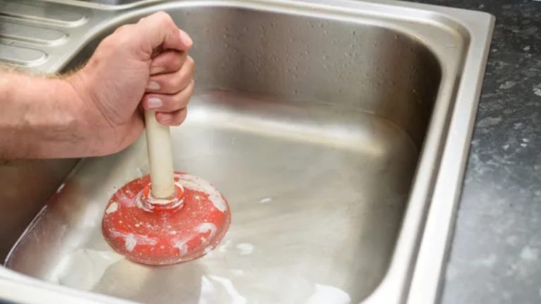 Sirke ve Karbonatı Unutun! Bir Bardakla Gideri Açıyor