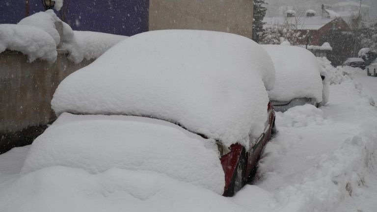 Şırnak’ta araçlar kar altında kayboldu