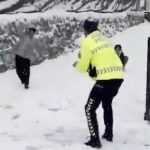 Şırnak’ta polisler, çocuklarla kartopu savaşı yaptı