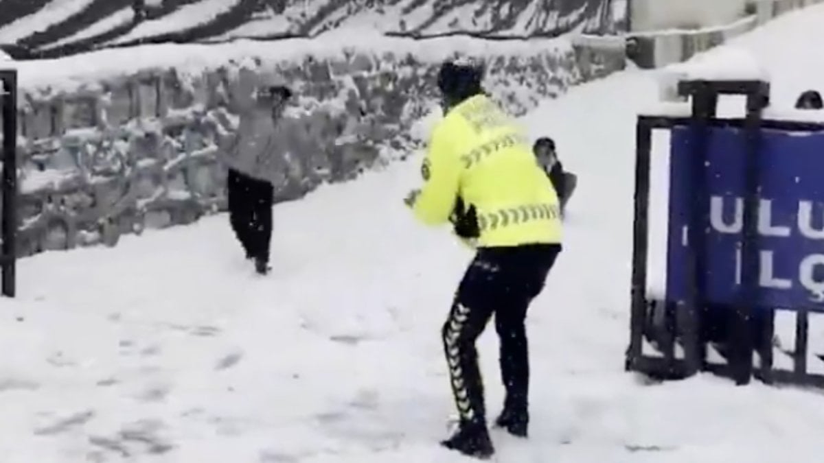 Şırnak’ta polisler, çocuklarla kartopu savaşı yaptı