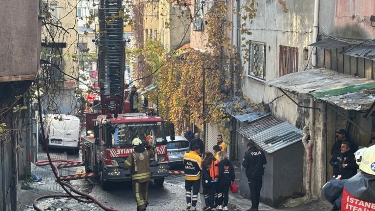 Şişli’de 2 katlı binada yangın paniği