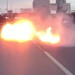 Şişli’de otomobilin bariyerlere çarpıp, motorunun alev alması kameraya yansıdı