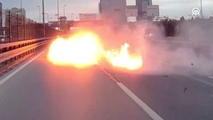 Şişli’de otomobilin bariyerlere çarpıp, motorunun alev alması kameraya yansıdı