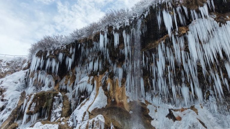 Sivas Dipsizgöl Şelalesi’nde kış güzelliği