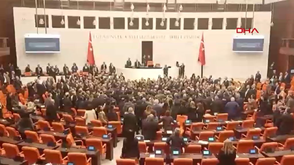TBMM’de yumruklu kavga: Bütçe görüşmeleri sonrası tansiyon yükseldi