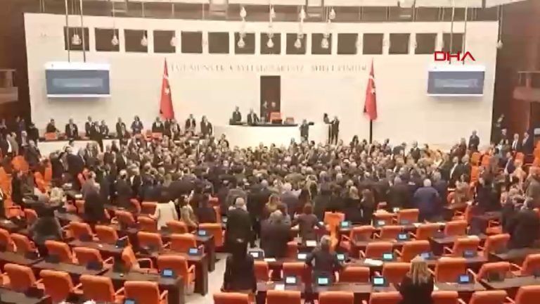 TBMM’de yumruklu kavga: Bütçe görüşmeleri sonrası tansiyon yükseldi