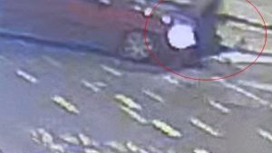 Tekirdağ’da motosiklet sürücüsü çarpıştığı otomobilin üzerinden takla attı