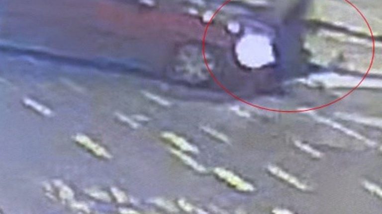 Tekirdağ’da motosiklet sürücüsü çarpıştığı otomobilin üzerinden takla attı