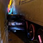 TEM Otoyolu Kocaeli geçişinde tünelde kaza: Otomobil tır ile duvar arasında sıkıştı