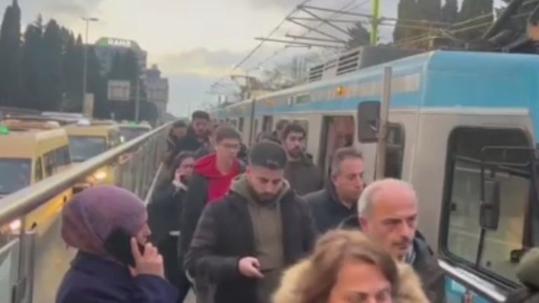 Topkapı’da tramvay raydan çıktı